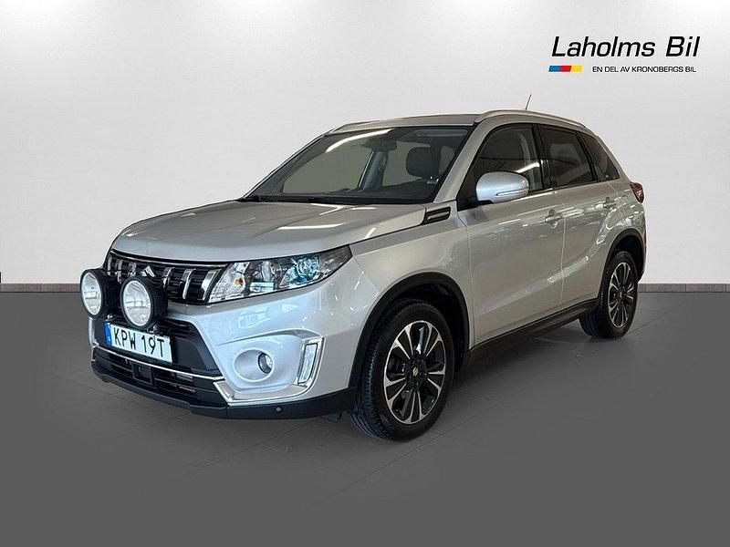 Silky silver metallic Begagnad 2019 Suzuki Vitara SUV | 218 900 kr (Marknadspris) - Bild 1/4