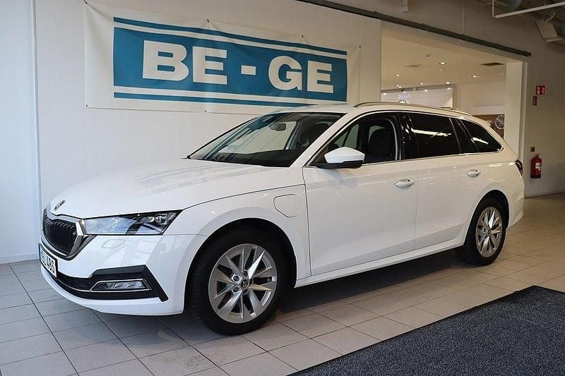 Vit Begagnad 2023 Skoda Octavia Style Kombi | 309 900 kr (Marknadspris) - Bild 1/4
