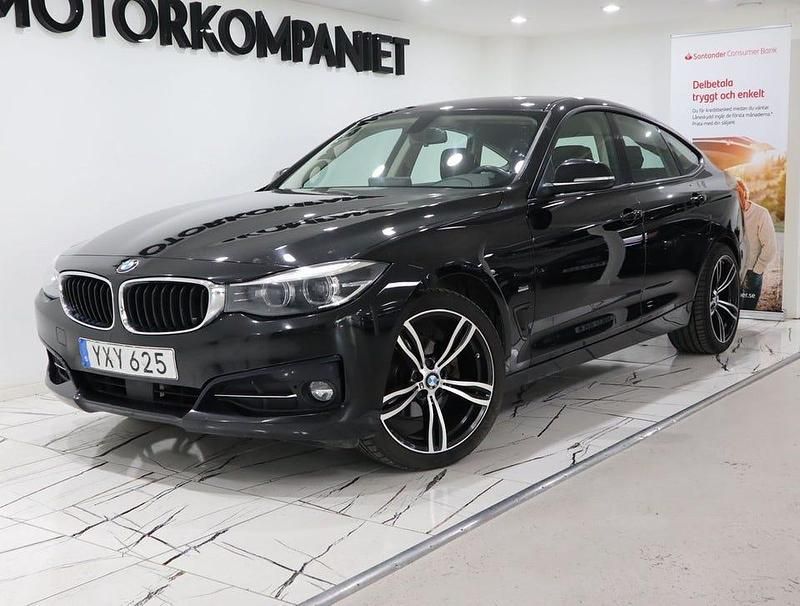 Svart Begagnad 2018 BMW 320 Gran Turismo Sport Line Sedan | 189 900 kr (Marknadspris) - Bild 1/4