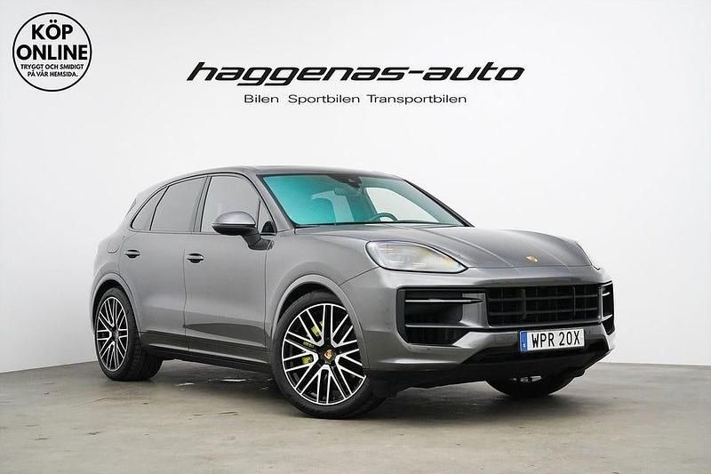 Grå Begagnad 2024 Porsche Cayenne SUV | 1 075 000 kr - Bild 1/4