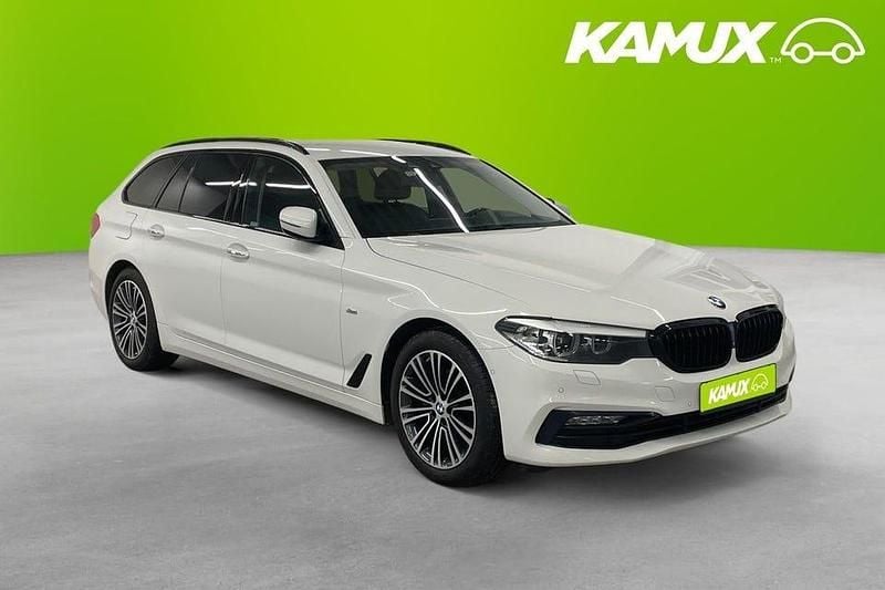 Vit Begagnad 2018 BMW 520 Sport Line Kombi | 184 800 kr (Marknadspris) - Bild 1/4