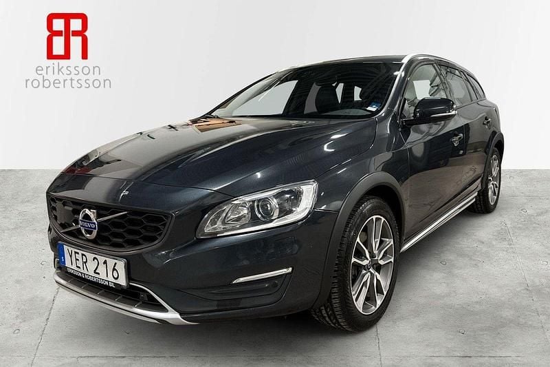 Grå Begagnad 2018 Volvo V60 CC Summum Kombi | 229 900 kr (Marknadspris) - Bild 1/4