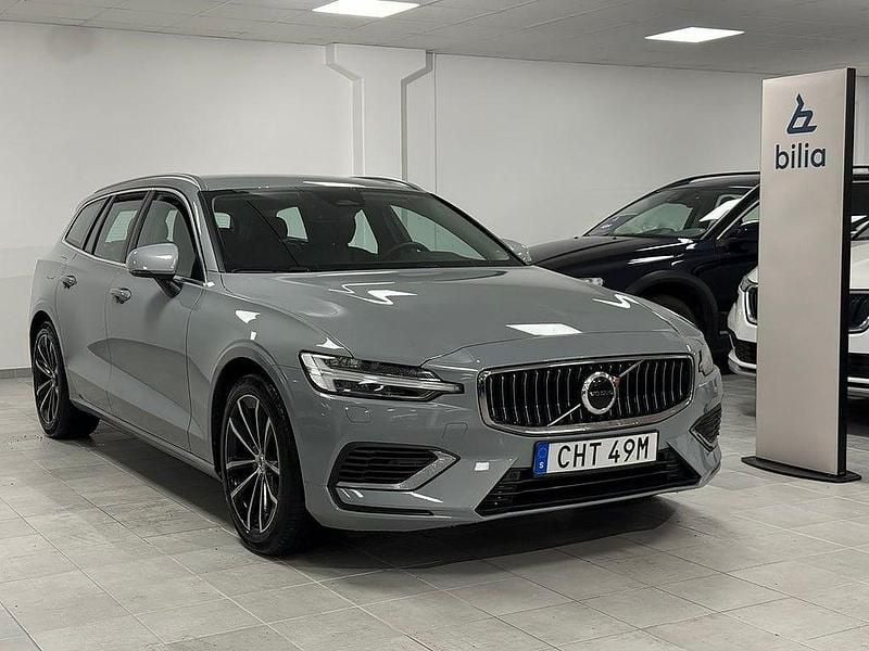 Grå Begagnad 2023 Volvo V60 Plus Kombi | 429 900 kr (Marknadspris) - Bild 1/4