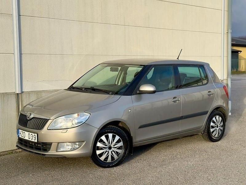 Brun Begagnad 2013 Skoda Fabia Elegance Halvkombi | 49 000 kr (Marknadspris) - Bild 1/4