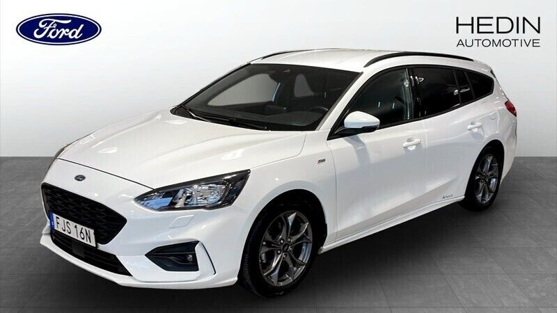 Vit (white) Begagnad 2022 Ford Focus ST-Line Kombi | 194 900 kr (Marknadspris) - Bild 1/4