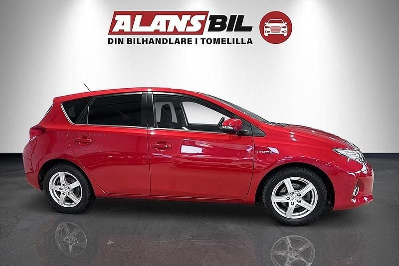 Begagnad Toyota Auris Hybrid Edition 136 HK (100 kW) 2015 Röd Halvkombi