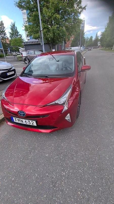 Röd Begagnad 2016 Toyota Prius Halvkombi | 220 000 kr (Marknadspris) - Bild 1/4