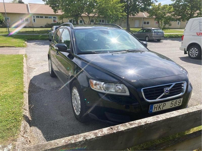 Svart Begagnad 2008 Volvo V50 Kinetic Kombi | 24 000 kr (Marknadspris) - Bild 1/4