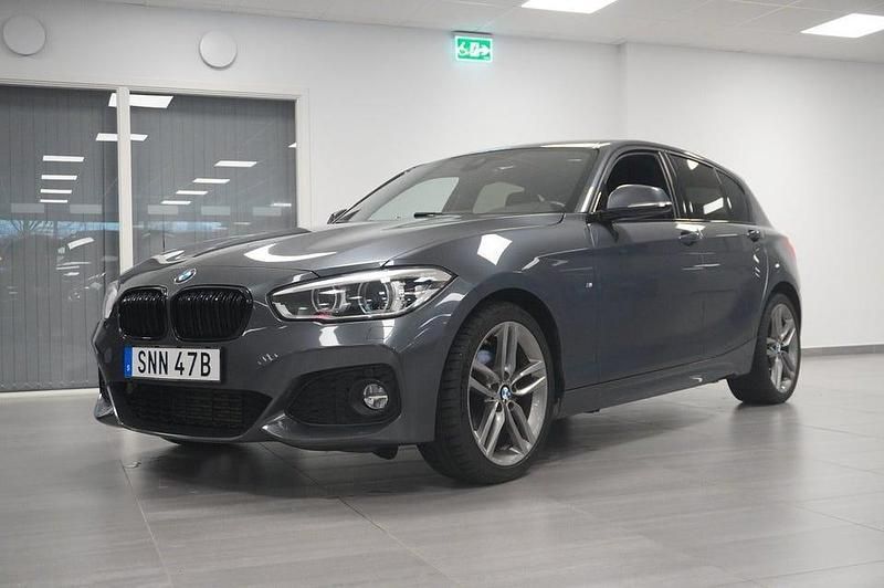 Grå Begagnad 2019 BMW 120 M Sport Halvkombi | 229 800 kr (Marknadspris) - Bild 1/4
