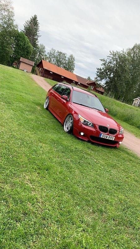 Röd Begagnad 2009 BMW 520 M Sport Kombi | 85 000 kr (Lite dyr) - Bild 1/4