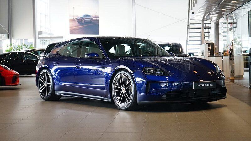 Blå Ny 2025 Porsche Taycan Sport Turismo Sedan | 1 348 900 kr - Bild 1/4
