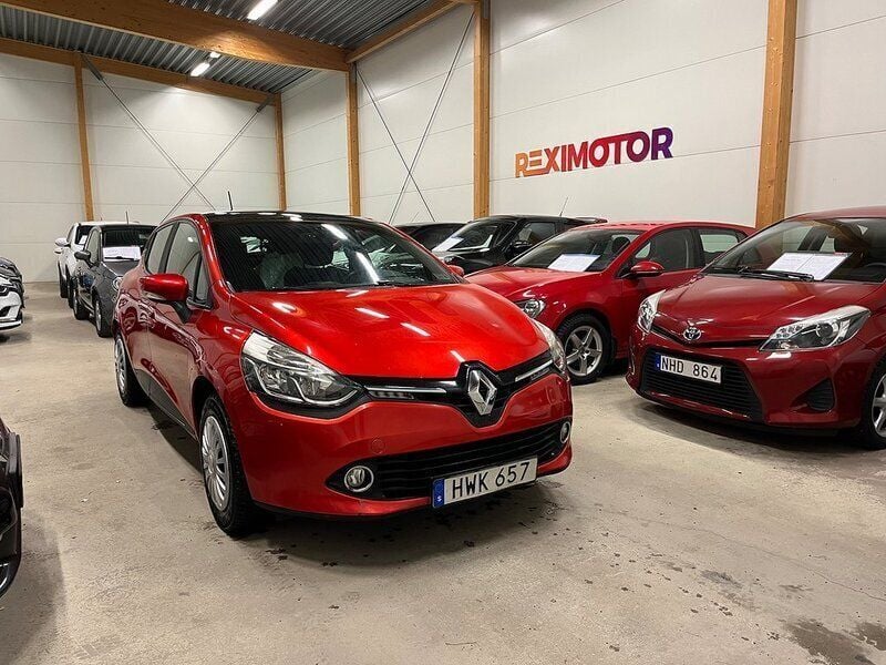 Röd Begagnad 2015 Renault Clio IV Life Halvkombi | 69 900 kr (Marknadspris) - Bild 1/4
