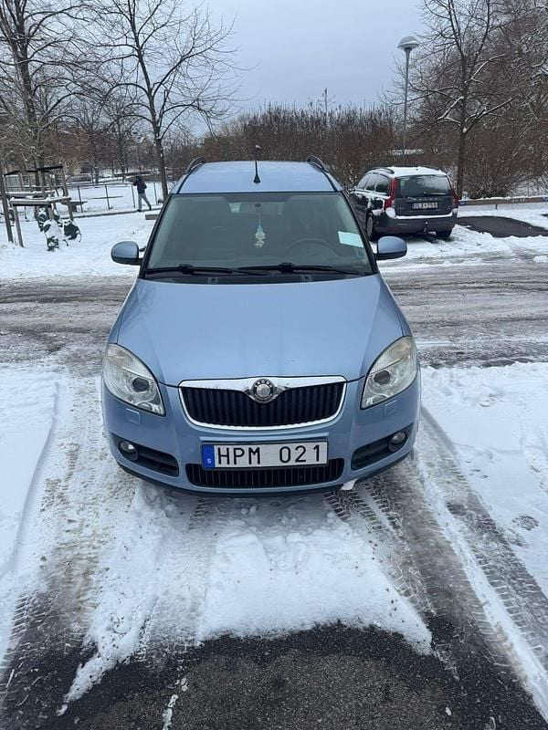 Ljusblåa Begagnad 2008 Skoda Roomster Minibuss | 49 000 kr (Dyr) - Bild 1/4