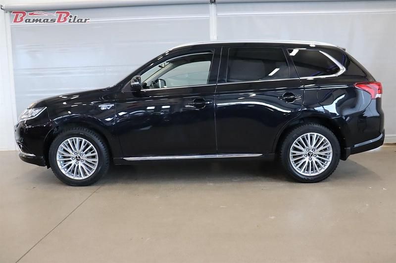 Begagnad Mitsubishi Outlander P-HEV Comfort Edition 203 HK (149 kW) 2016 Svart SUV
