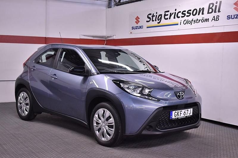 Grå Begagnad 2024 Toyota Aygo X SUV | 188 500 kr (Marknadspris) - Bild 1/4