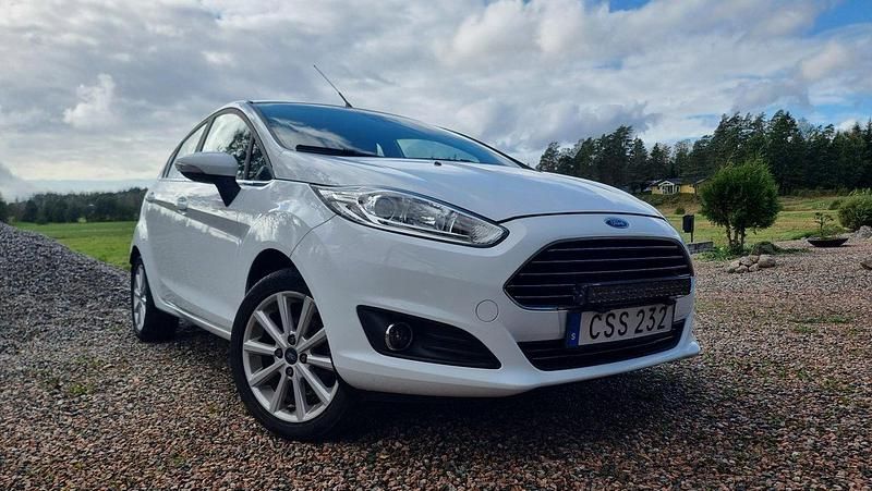 Vit Begagnad 2016 Ford Fiesta Titanium Halvkombi | 59 900 kr (Bra pris) - Bild 1/4