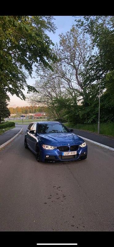 Blå Begagnad 2015 BMW 320 Performance Kombi | 169 000 kr (Dyr) - Bild 1/4