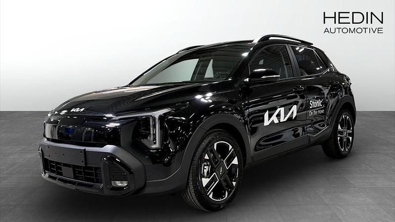 Svart Ny 2026 Kia Stonic SUV | 307 900 kr (Marknadspris) - Bild 1/4