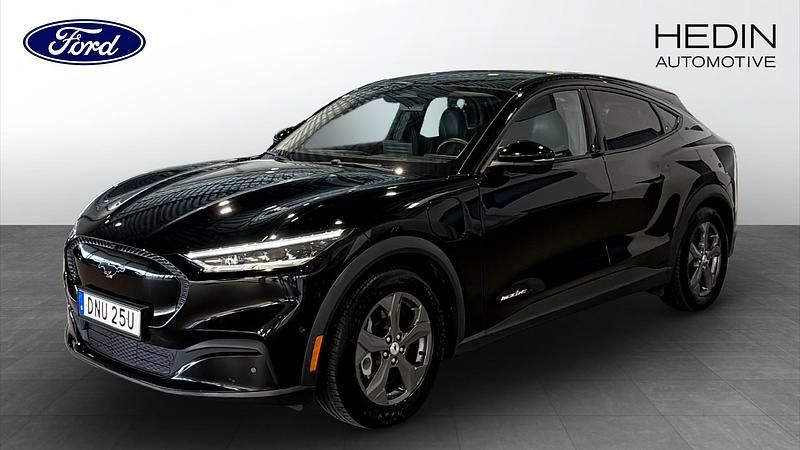 Svart Begagnad 2021 Ford Mustang Mach-E SUV | 369 900 kr - Bild 1/4