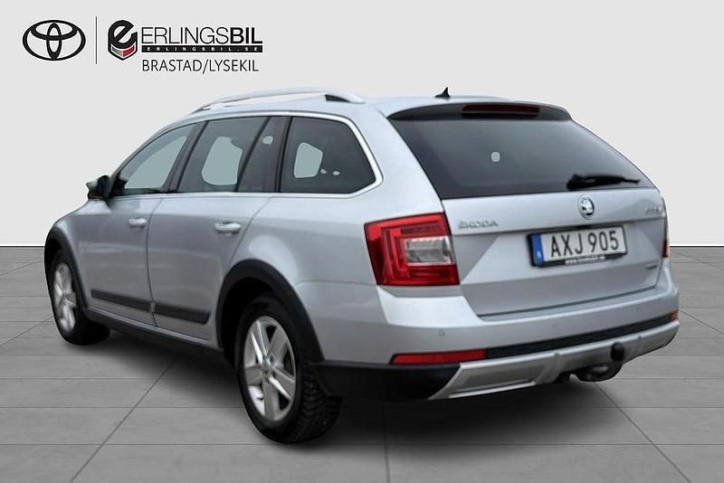 Begagnad Skoda Octavia Scout Business Line 184 HK (135 kW) 2015 Silver Kombi
