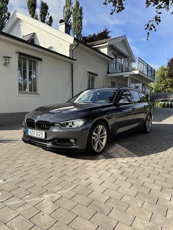 Grå Begagnad 2013 BMW 320 Kombi | 120 000 kr (Lite dyr) - Bild 1/4