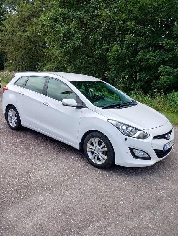 Vit Begagnad 2013 Hyundai i30 Premium Kombi | 59 000 kr (Marknadspris) - Bild 1/4
