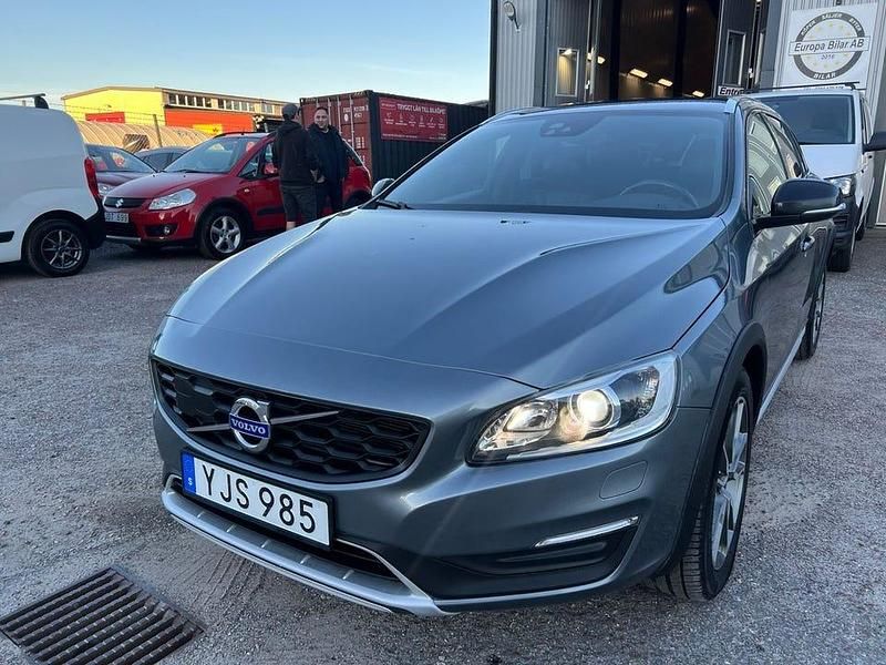 Grå Begagnad 2017 Volvo V60 CC Summum Kombi | 179 900 kr (Bra pris) - Bild 1/4