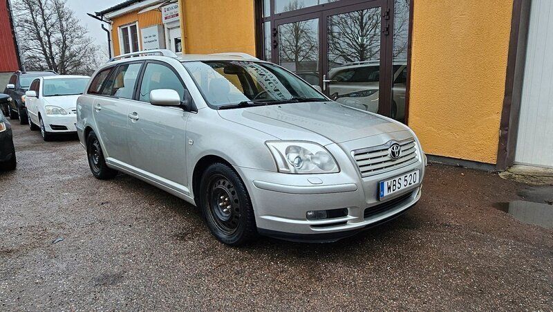 Silver Begagnad 2004 Toyota Avensis Kombi | 39 900 kr (Marknadspris) - Bild 1/4