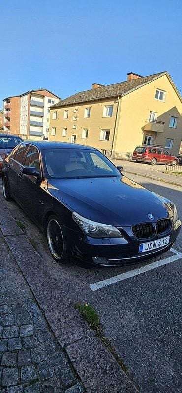 Blå Begagnad 2009 BMW 520 Sedan | 58 000 kr - Bild 1/4