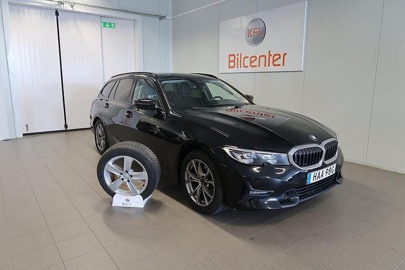 Svart Begagnad 2020 BMW 320 Kombi | 289 900 kr (Marknadspris) - Bild 1/4