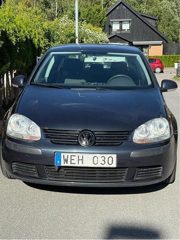 Grå Begagnad 2005 VW Golf IV Trendline Halvkombi | 12 000 kr (Superpris) - Bild 1/4