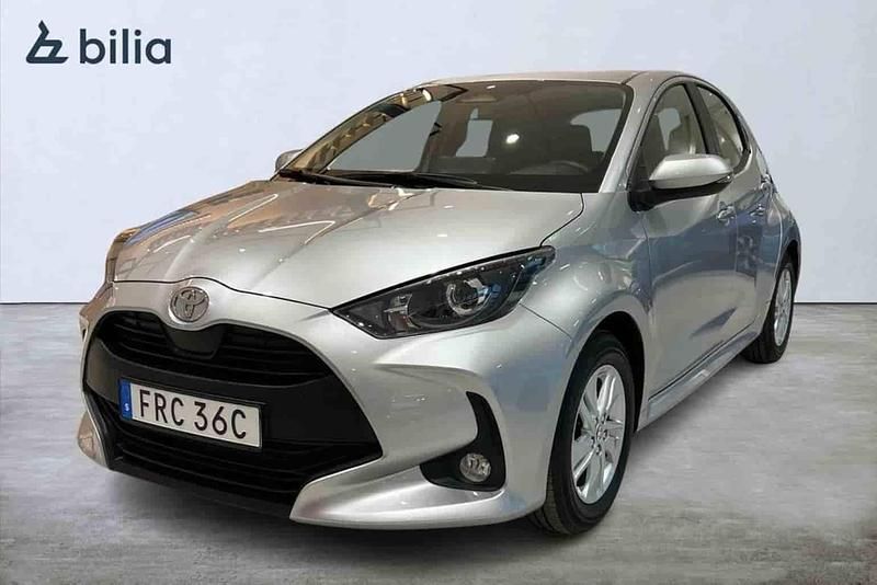 Silver Begagnad 2025 Toyota Yaris Hybrid Halvkombi | 239 900 kr - Bild 1/1