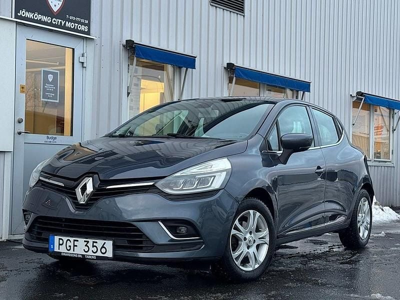 Grå Begagnad 2017 Renault Clio IV Intens Halvkombi | 84 900 kr (Marknadspris) - Bild 1/4
