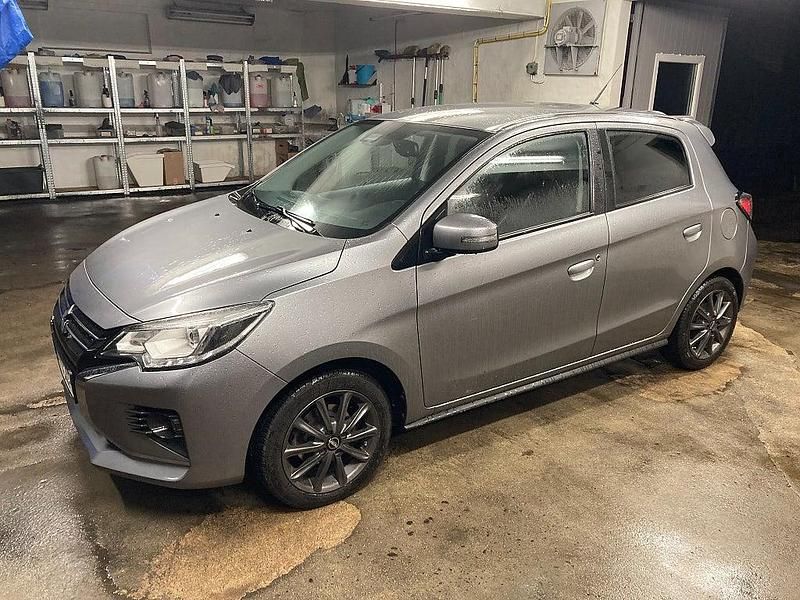 Grå Begagnad 2021 Mitsubishi Space Star Halvkombi | 139 500 kr (Marknadspris) - Bild 1/4