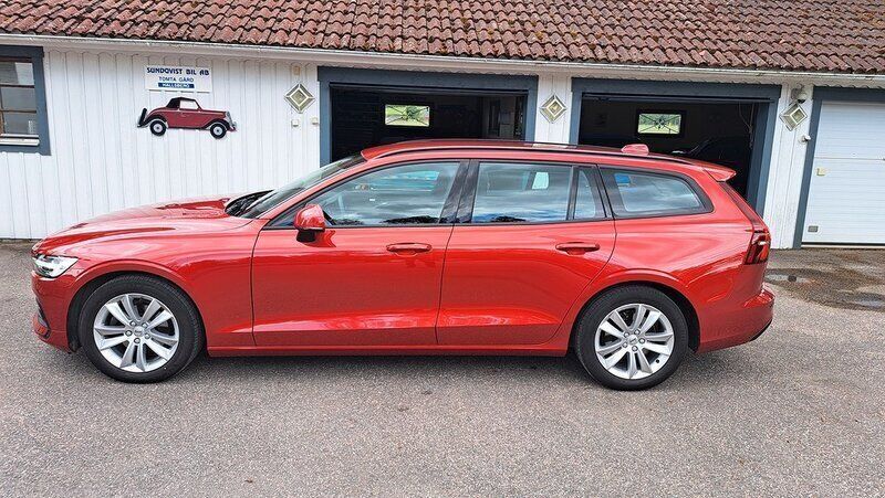Röd (röd metallic) Begagnad 2019 Volvo V60 Momentum Kombi | 249 000 kr (Bra pris) - Bild 1/4
