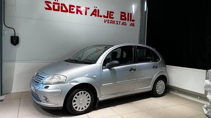 Silver Begagnad 2004 Citroën C3 Halvkombi | 24 900 kr (Marknadspris) - Bild 1/4