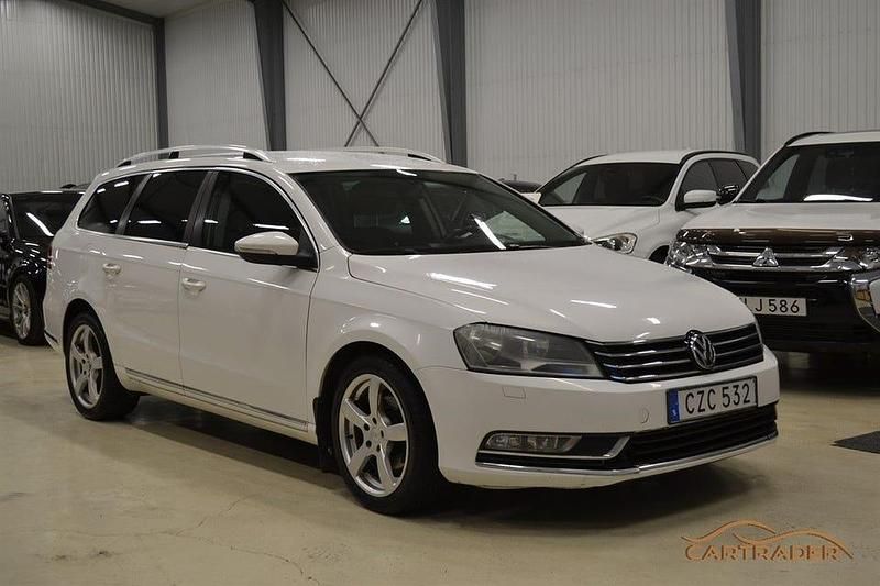 Vit Begagnad 2012 VW Passat Sportline Kombi | 59 900 kr (Marknadspris) - Bild 1/4