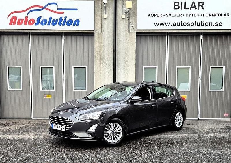 Grå Begagnad 2020 Ford Focus Titanium Halvkombi | 169 900 kr (Marknadspris) - Bild 1/4