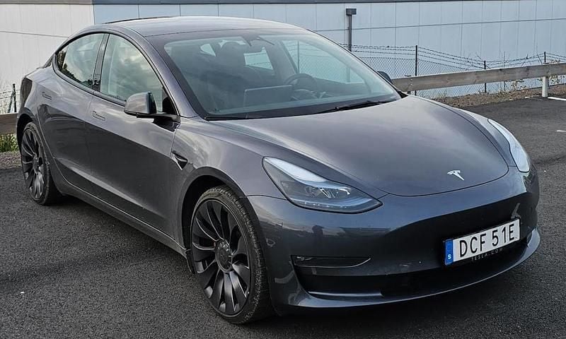 Grå Begagnad 2023 Tesla Model 3 Performance Sedan | 390 000 kr (Marknadspris) - Bild 1/4
