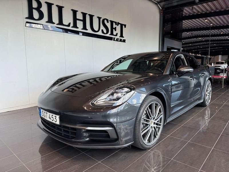 Grå Begagnad 2018 Porsche Panamera 4 Sport Sedan | 499 900 kr - Bild 1/3