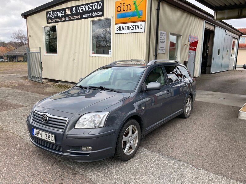 Grå Begagnad 2003 Toyota Avensis Kombi | 13 900 kr (Marknadspris) - Bild 1/4