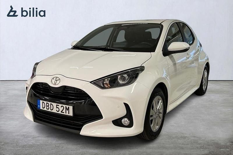Vit Begagnad 2025 Toyota Yaris Hybrid Active Halvkombi | 259 900 kr (Marknadspris) - Bild 1/4
