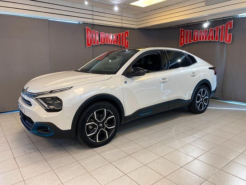 Vit Begagnad 2023 Citroën e-C4 Exclusive Sedan | 259 800 kr (Marknadspris) - Bild 1/4
