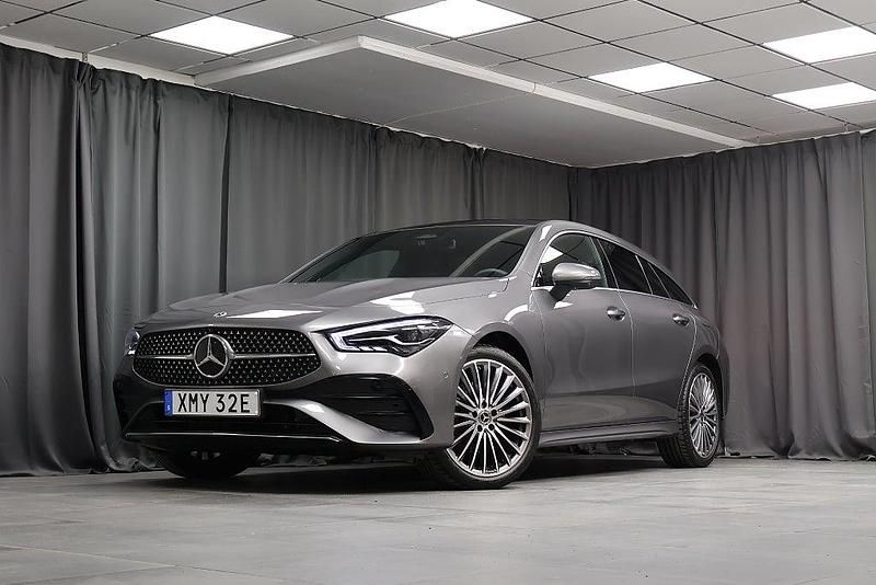Mörkgrå Begagnad 2025 Mercedes CLA250e Shooting Brake AMG Kombi | 429 000 kr (Marknadspris) - Bild 1/4