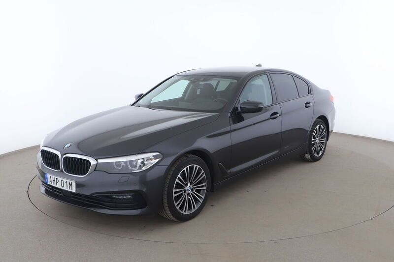 Grå Begagnad 2020 BMW 520 Sport Line Sedan | 322 000 kr - Bild 1/4