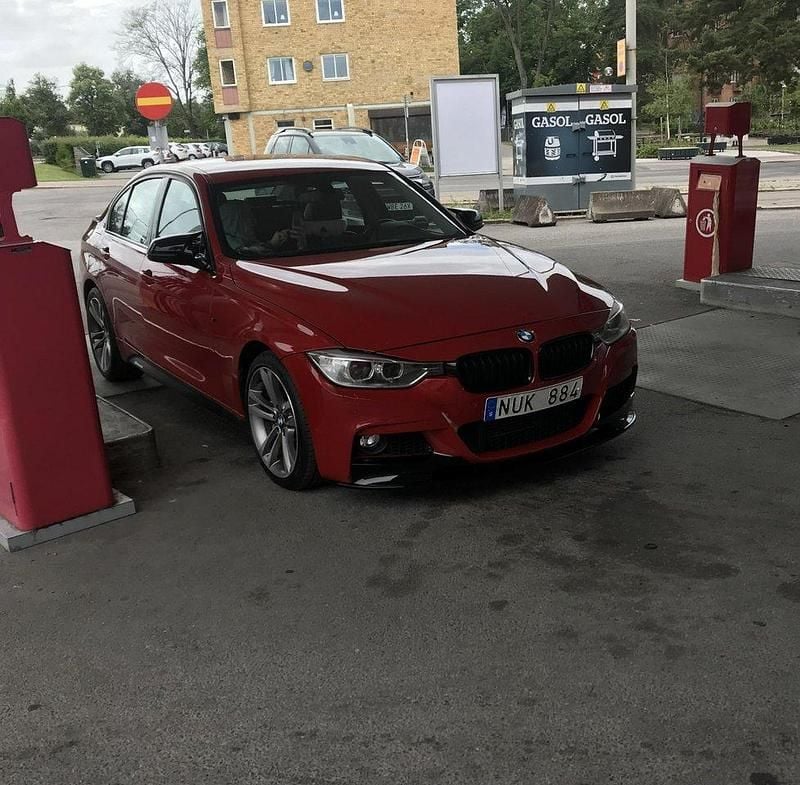 Röd Begagnad 2012 BMW 335 Sport Line Sedan | 159 000 kr (Marknadspris) - Bild 1/4