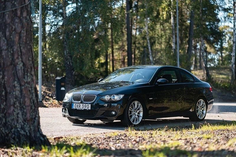 Svart Begagnad 2008 BMW 325 Comfort Edition Sportkupé | 1 000 kr - Bild 1/3