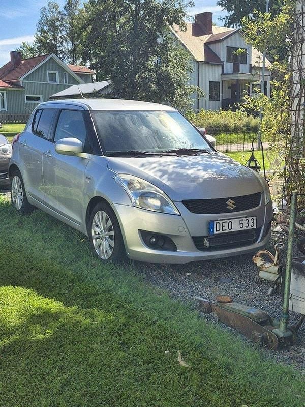 Grå Begagnad 2012 Suzuki Swift Halvkombi | 42 900 kr (Lite dyr) - Bild 1/1