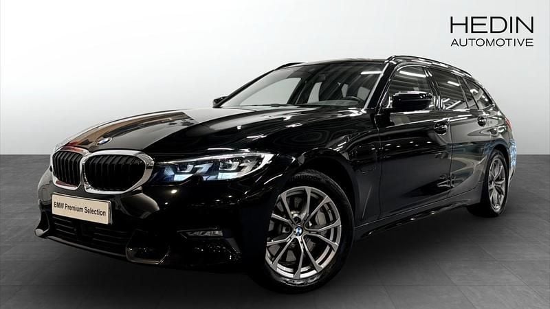 Svart (black) Begagnad 2020 BMW 330e Sport Line Kombi | 284 700 kr (Marknadspris) - Bild 1/4