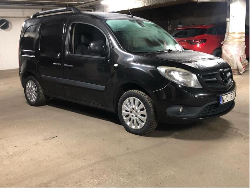 Svart Begagnad 2013 Mercedes Citan 109 Van | 37 000 kr (Marknadspris) - Bild 1/4